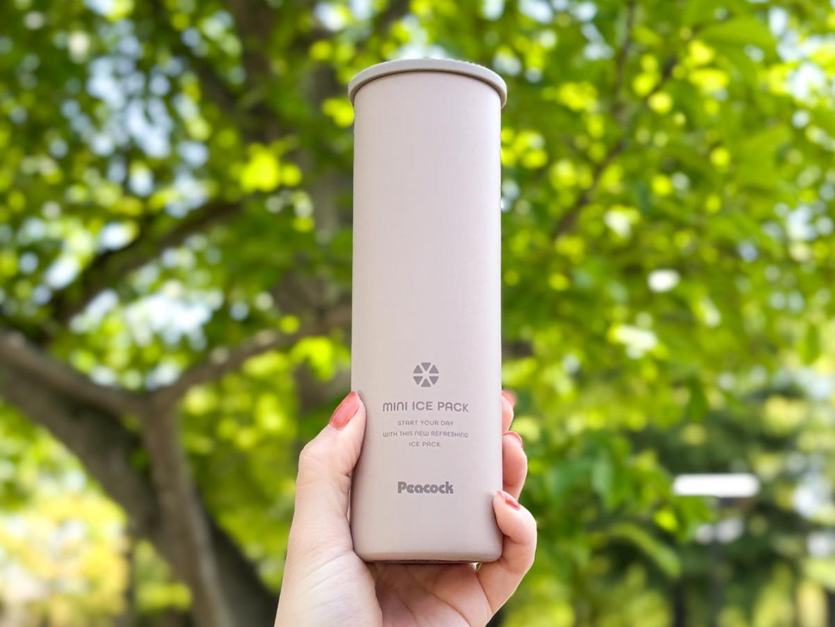 ピーコック「ミニアイスパック」を外で使っている様子