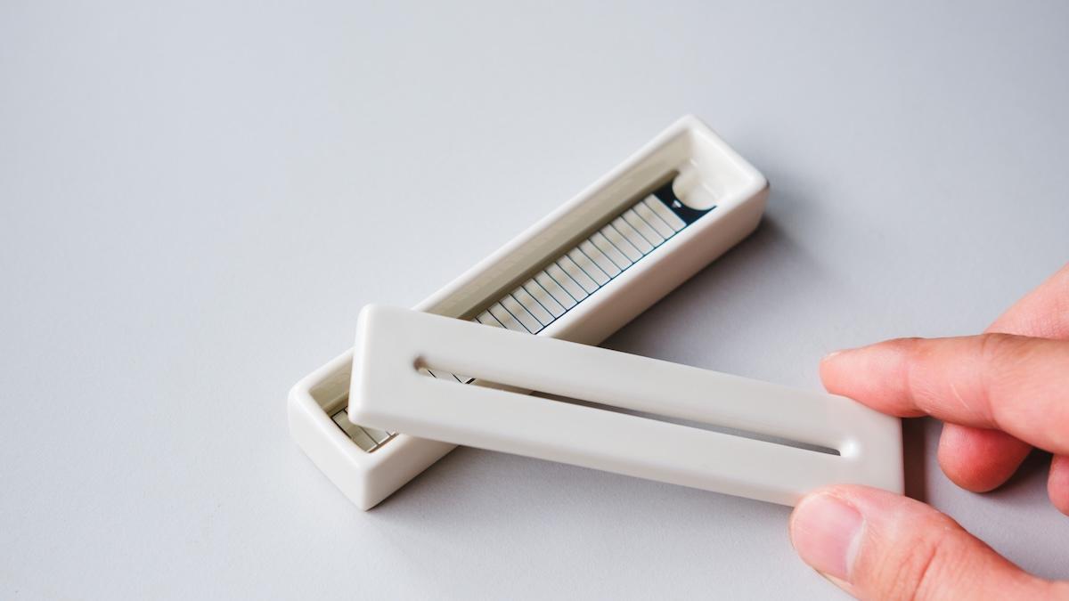 不飛灰不浪費，MUJI無印良品「橫放線香底座」真的太好用了！