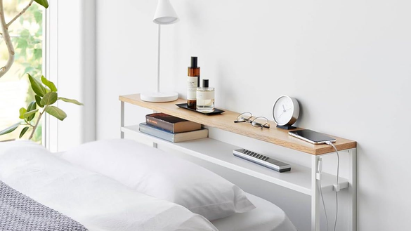 山崎実業の棚板が動く後付けヘッドボードでベッド周辺の収納問題を解決