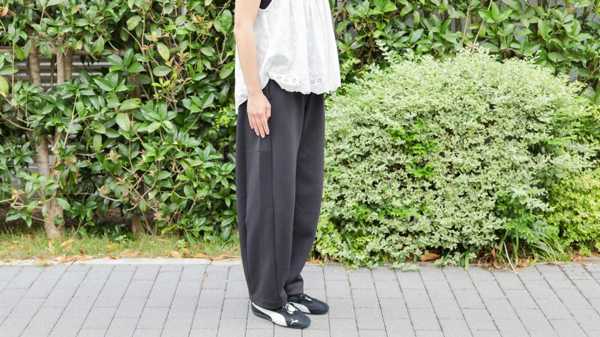 UNIQLO「休閒長褲」不但穿起來涼爽舒適，而且又能遮住腿部，即使是夏季也能輕鬆穿著