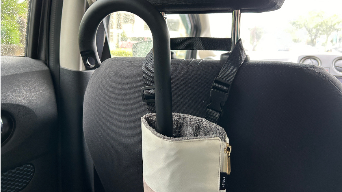 不想車內被使用後的傘弄得溼噠噠,這把專為長傘設計的KEYUCA「吸水傘套」是必敗好物! 不想車內被使用後的傘弄得溼噠噠,這把專為長傘設計的KEYUCA「吸水傘套」是必敗好物!