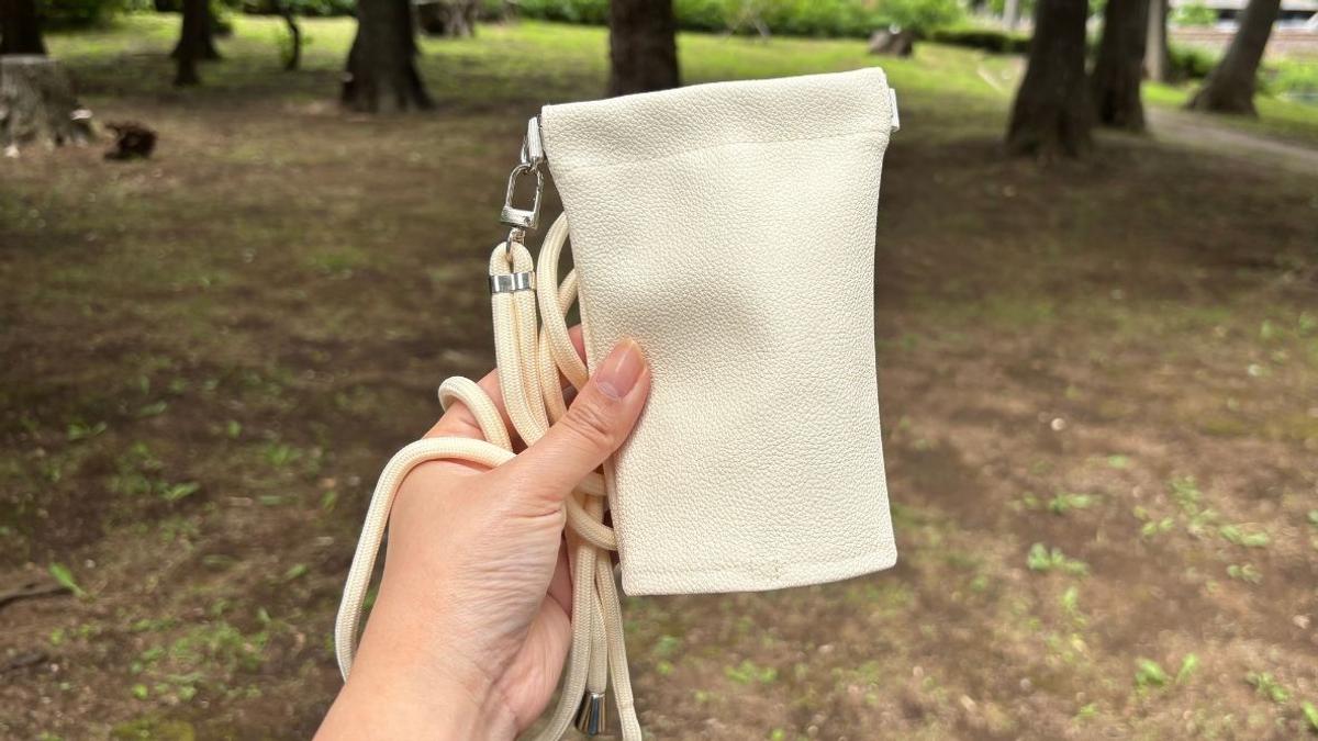 用過的長傘放入手機大小的AURORA「行動雨傘套」中,即使濕噠噠也能輕鬆收納攜帶 用過的長傘放入手機大小的AURORA「行動雨傘套」中,即使濕噠噠也能輕鬆收納攜帶