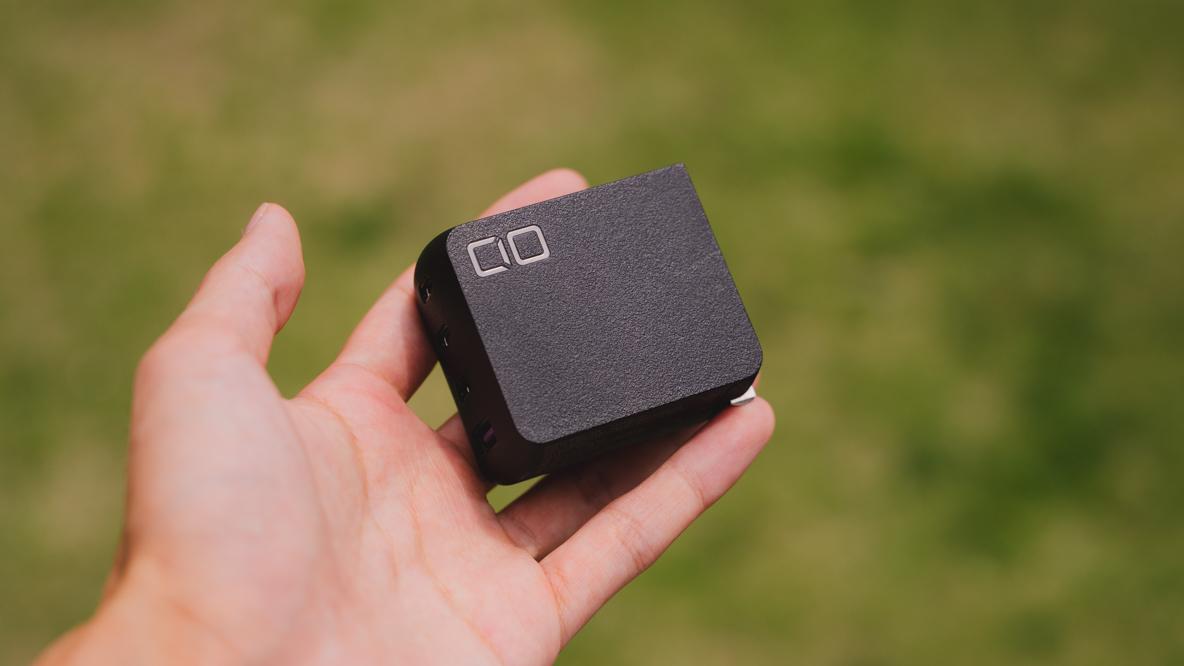 4ポート×100W高出力」なのに、コンパクト。デバイス複数台持ちが珍しく