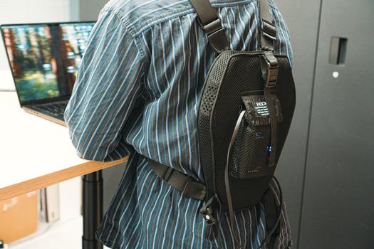 猛暑の救世主！ バックパックに装着できる「マルチペルチェ」で背中を 