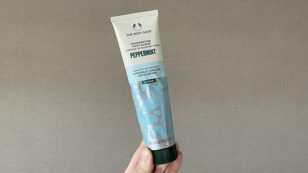 腳臭掰掰，THE BODY SHOP美體小舖「薄荷沁涼足部修護霜」讓腳部肌膚感到清爽且光滑