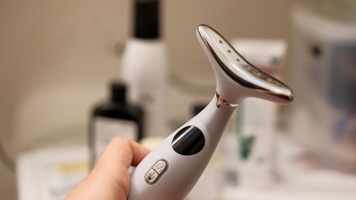 隙間時間で首・顔・脚をケア。Amazonで出会った“ながらリフト”が、自然