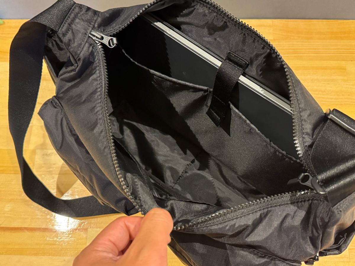 ユニクロ「マルチポケットショルダーバック」