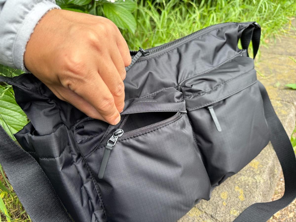 ユニクロ「マルチポケットショルダーバック」