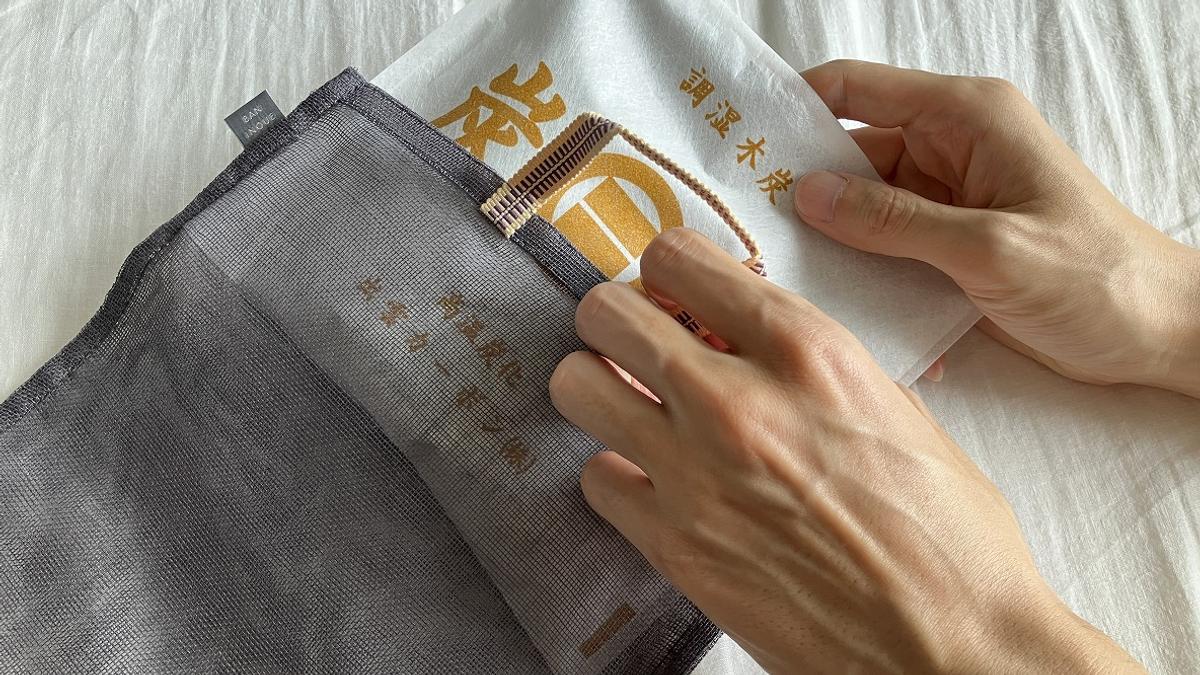 在梅雨季節使用「炭八吸濕除臭掛袋」，可有效吸濕及去除異味