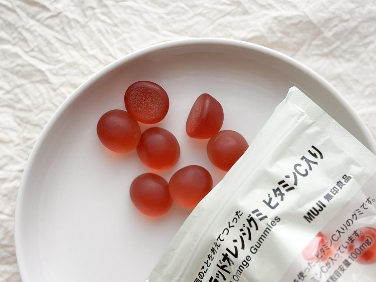 無印良品「考慮到肌膚製作的血橙軟糖」正在取出軟糖的樣子