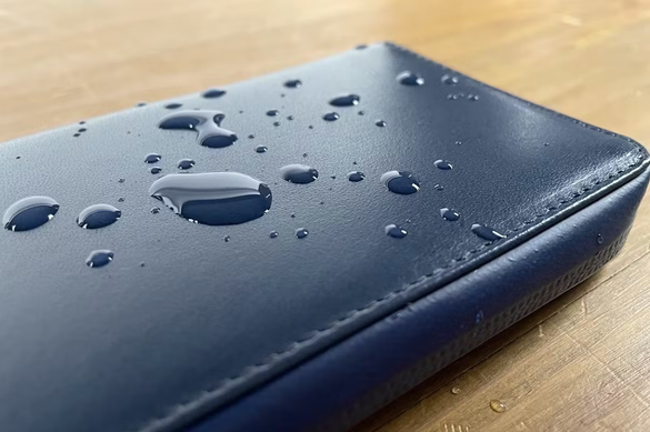 取手がないですが、長財布つかわずにしまってあったので。 本革なのに手汗やシミや傷に強い。だから長く愛用できる長財布見つけ