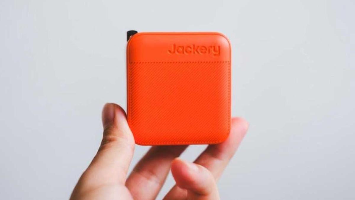 一次解決三台裝置充電！Jackery「102W GaN 三頭快充轉接器」外型搶眼、性能滿分