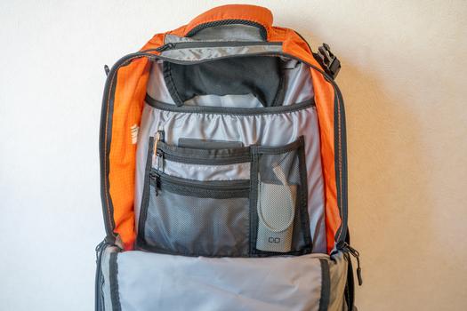 底の荷物も背負ったまま取り出せます。「PAXIS」はレジャーや 