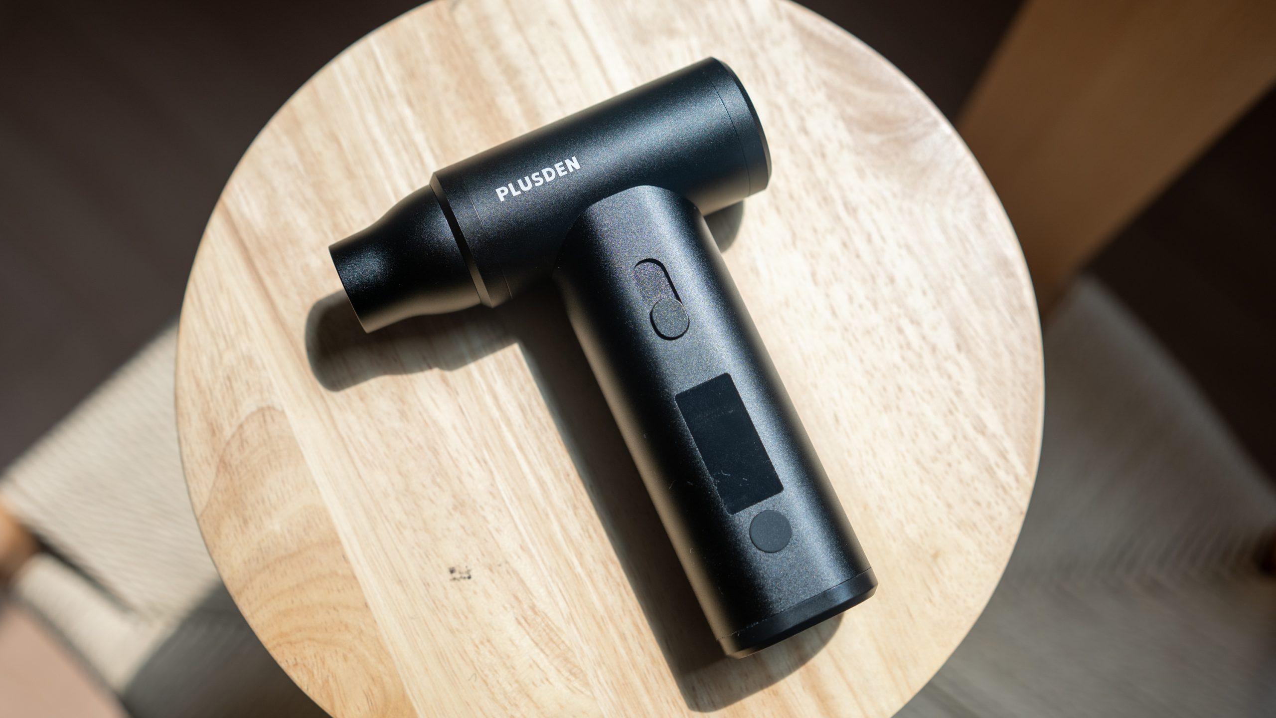 デスクもサッシの溝も。電動エアダスターは気になる汚れをサッと解決