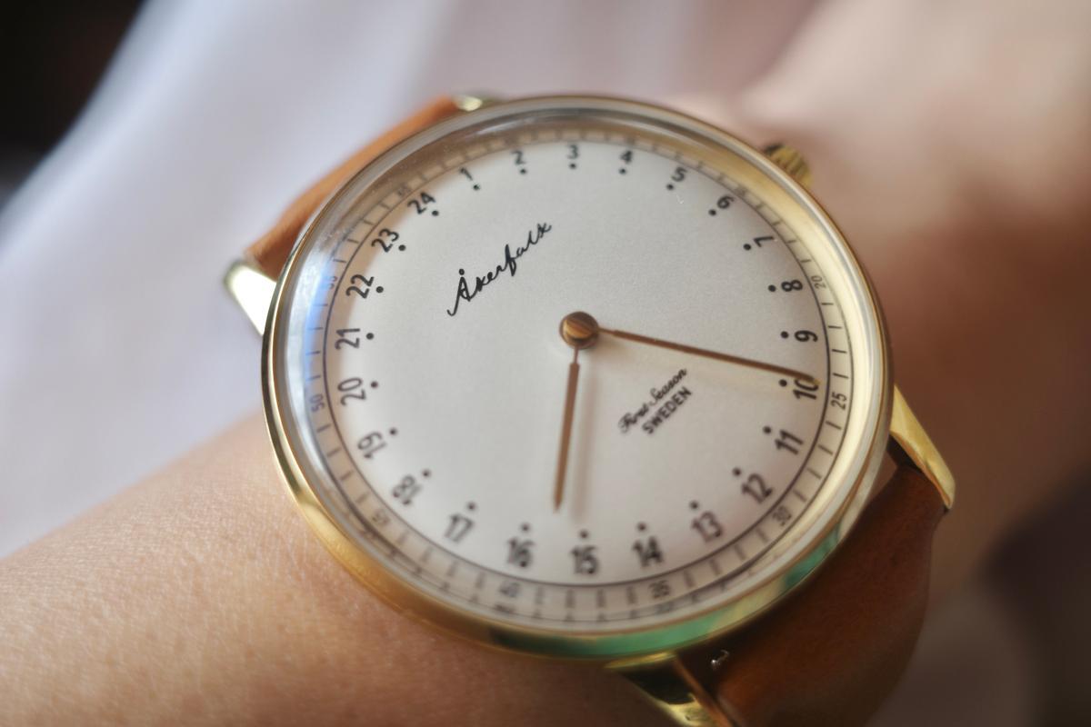 スマホで時間を確認してる人こそ使ってほしい。24時間表示の