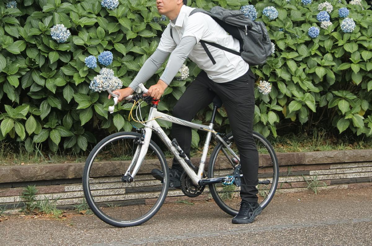 這條褲子太懂O型腿！冷感＋彈性＋剪裁，根本夏天理想型