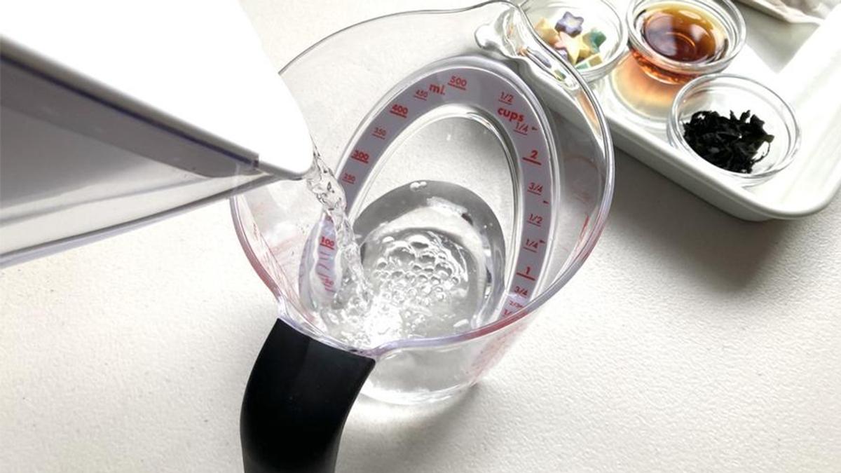 OXO「斜角量杯」太方便!白醬、湯品、醬料都能微波搞定的萬用計量杯 OXO「斜角量杯」太方便!白醬、湯品、醬料都能微波搞定的萬用計量杯