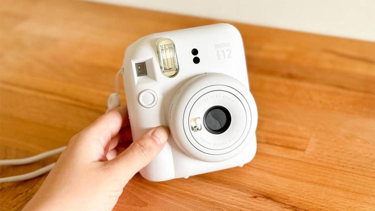 不論是聚會還是旅行，都能使用FUJIFILM富士「instax拍立得mini 12」來捕捉精彩的瞬間