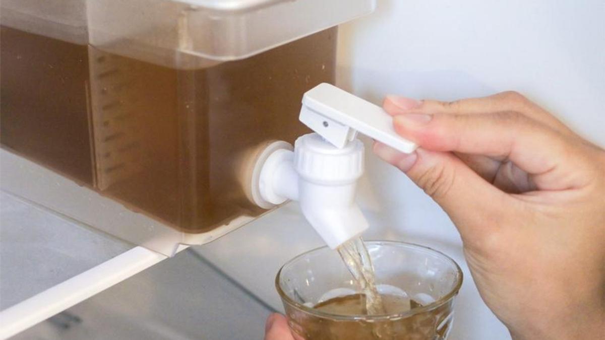 不必把飲料壺從冰箱拿出來,只要使用日本山崎「冰箱冷水分配器」,就能輕鬆倒取飲料 不必把飲料壺從冰箱拿出來,只要使用日本山崎「冰箱冷水分配器」,就能輕鬆倒取飲料