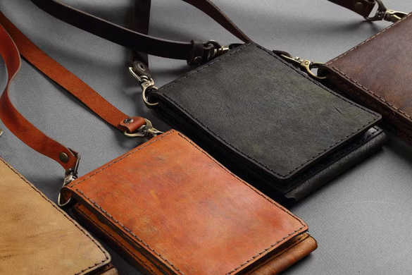 荷物の迷子を減らすのは、このレザーポーチ。 整理上手になれる理由は