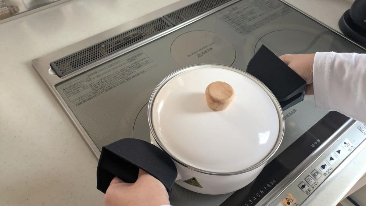 別再用布製隔熱手套了！實測日本山崎「矽膠隔熱手套」，解決所有燙手困擾