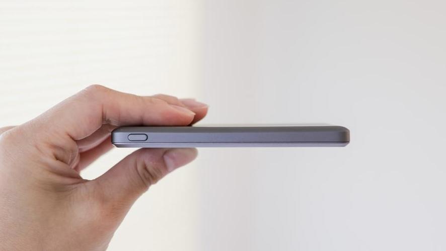 わずか0.8cm。私史上最薄のモバイルバッテリーで、外出先の「充電