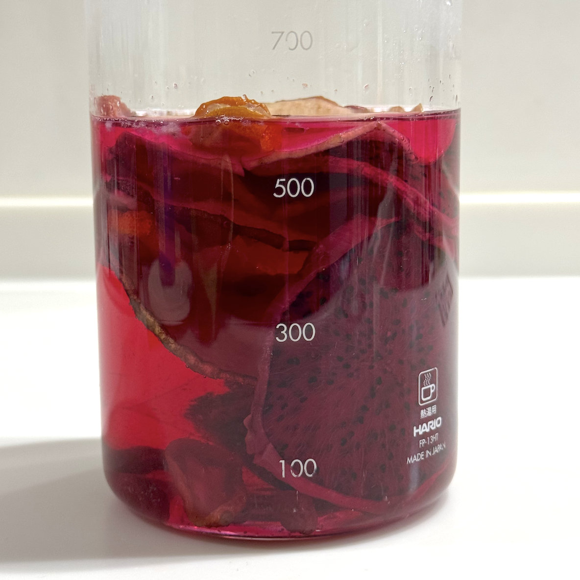 ボトルに入ったルビードラゴンの果肉の接写