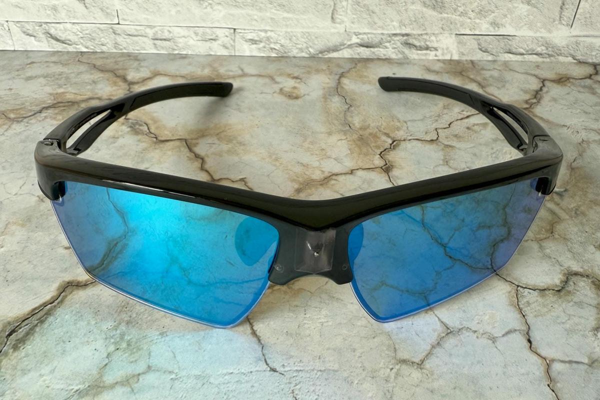 アウトドアでも街でも、ずっとかけてたくなる。自動調光サングラスが