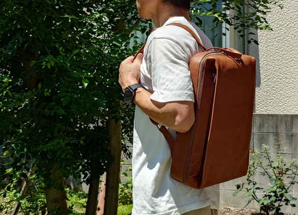 たった5cmなのに収納力バツグン。この本革製リュックは品の良さ