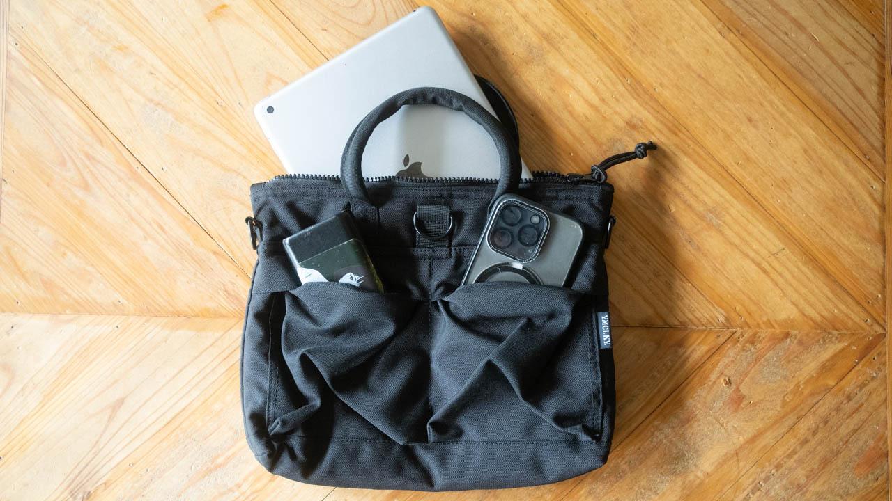 荷物でかさばる毎日、助けてくれたのは「ミリタリー発想の小型バッグ