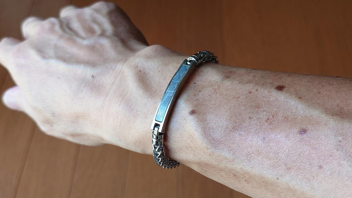 100万年の宇宙旅行を経た神秘の模様。手元に宇宙を纏うメテオ