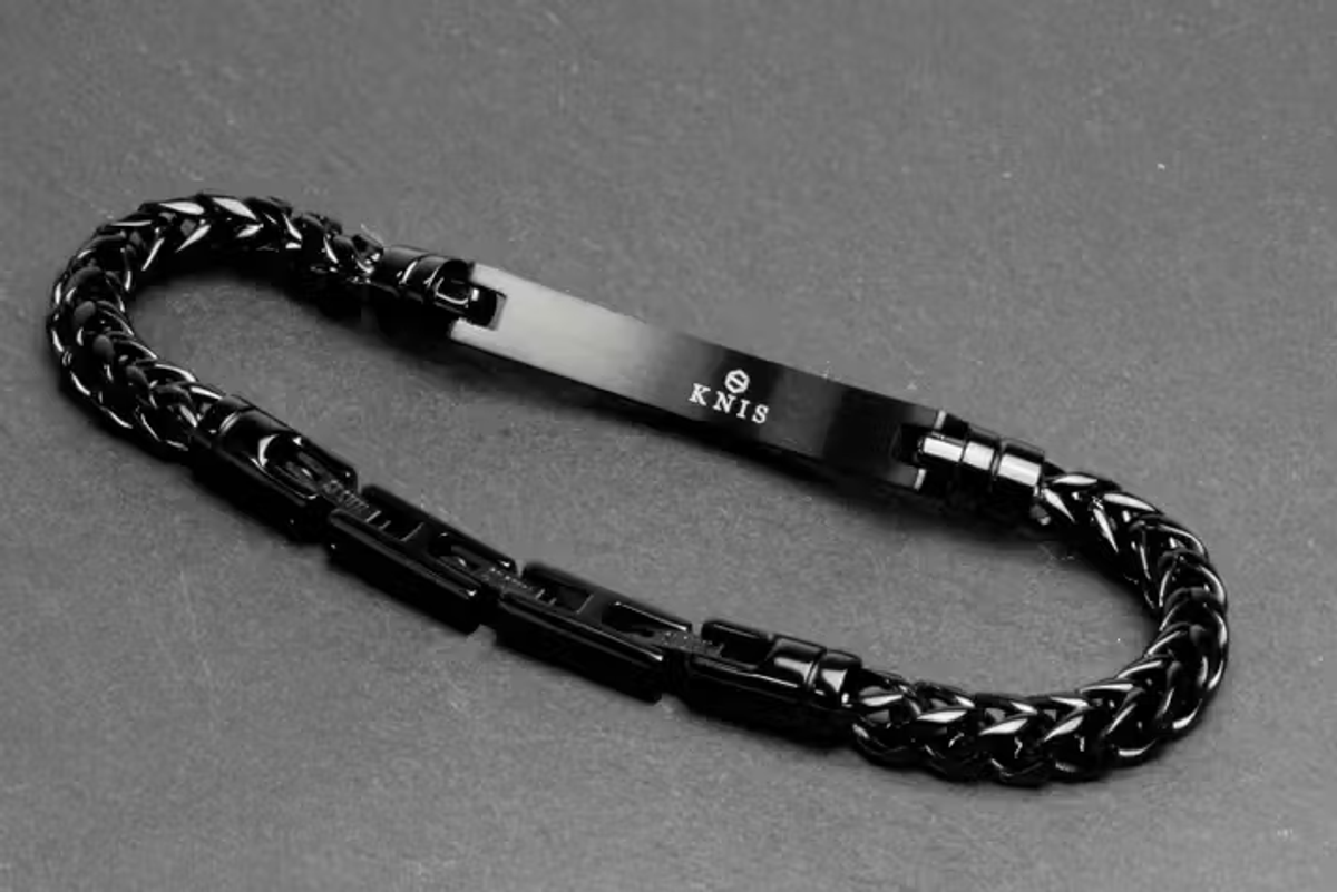 北極圏に落ちた希少隕石がアクセサリーになった理由 | ROOMIE（ルーミー）