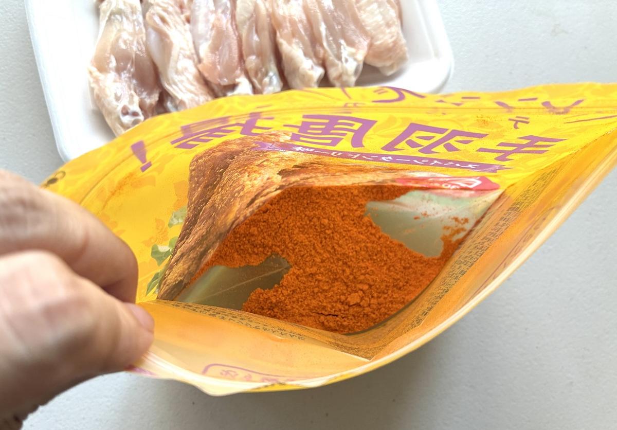 カルディ「レンジで手羽唐揚! あらびきペッパー味/スパイシータンドリー味」