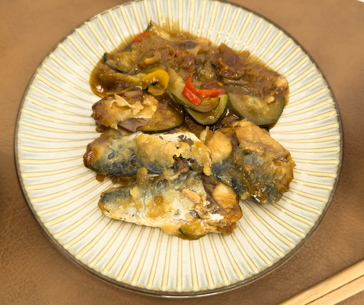 更に盛り付けられた「まろやか黒酢の照り鯖あん」