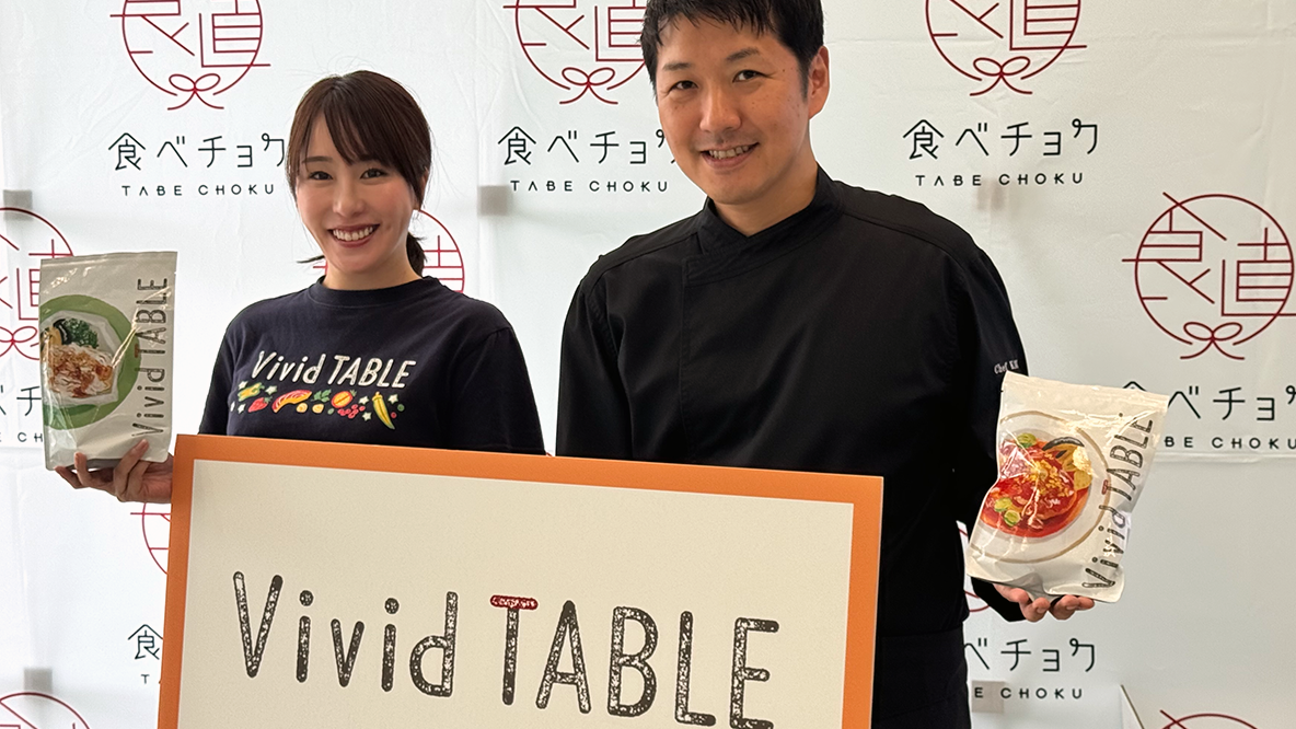 カメラ目線で笑顔の社長とシェフ