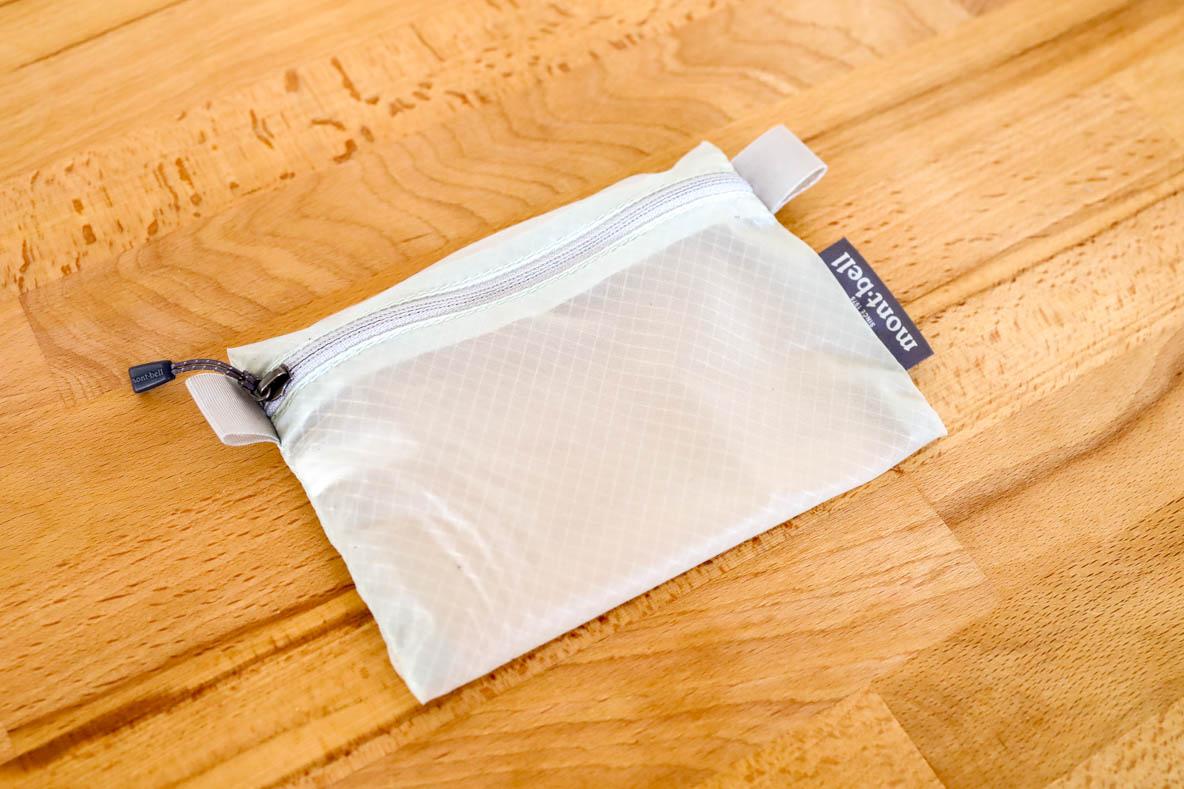 透けちゃうくらい薄い＆軽い、モンベルの「U.L.ペーパーポーチ」で荷物