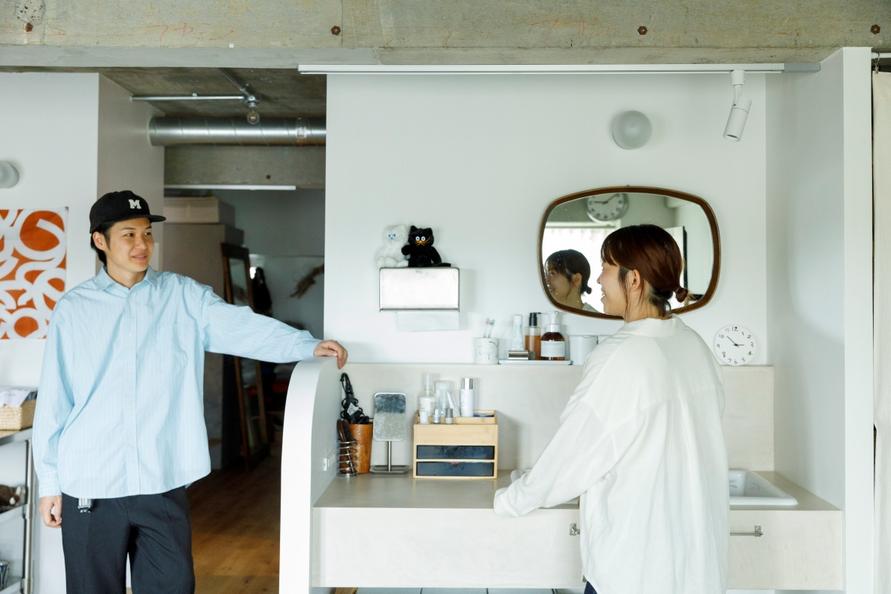 リビング洗面で、ハルナさんとほまれさんが会話する様子