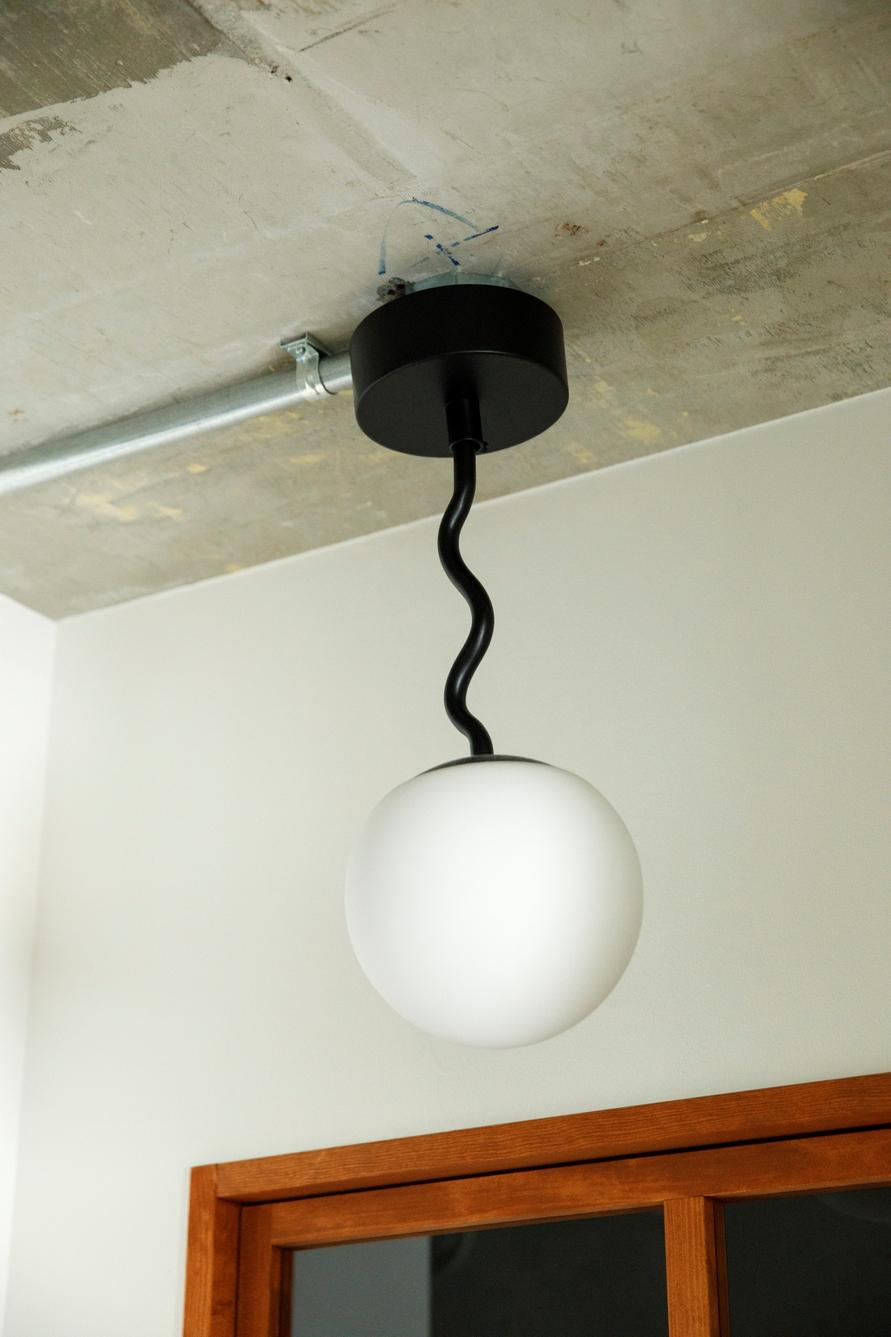 ベンチの上に設置した JOURNAL STANDARD FURNITUREのライト