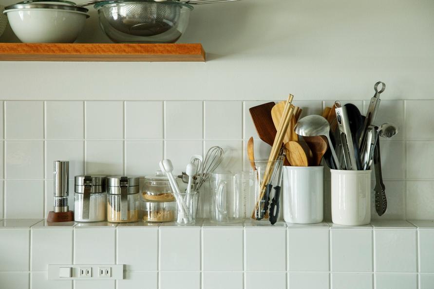 キッチンの白いタイル。腰高に置いているキッチンツール