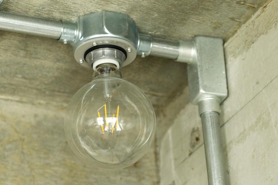 レールに取り付けた電球