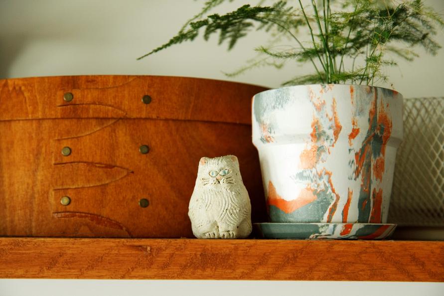 棚のディスプレイ(収納ボックス、植物、オブジェ)