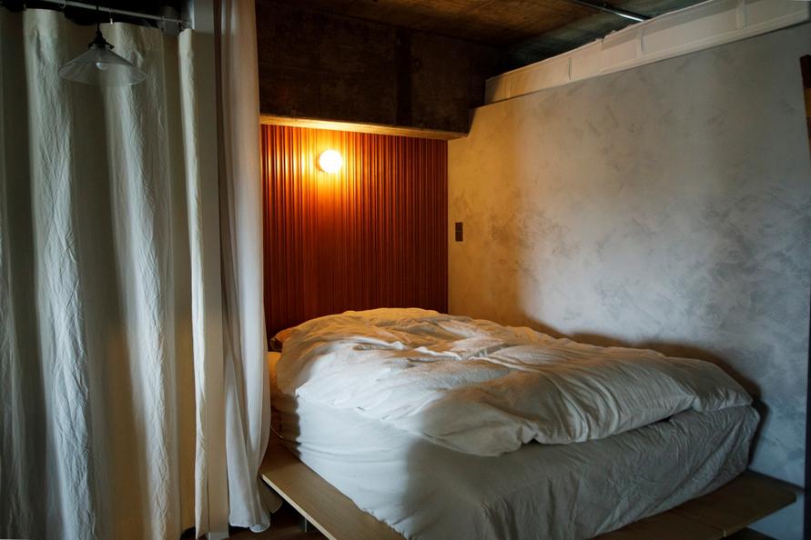 寝室。照明をつける