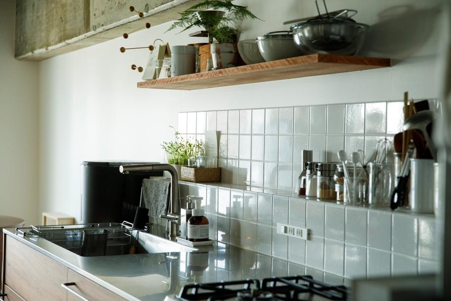 パントリーから見たキッチン(ワークトップ)