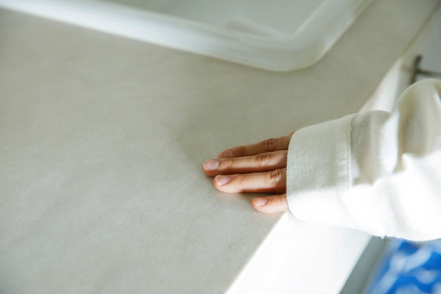 モールテックス洗面台に手で触れる