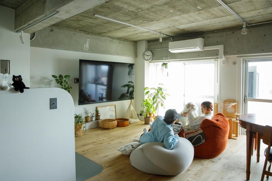 リビングでくつろぐ二人とこむちゃん