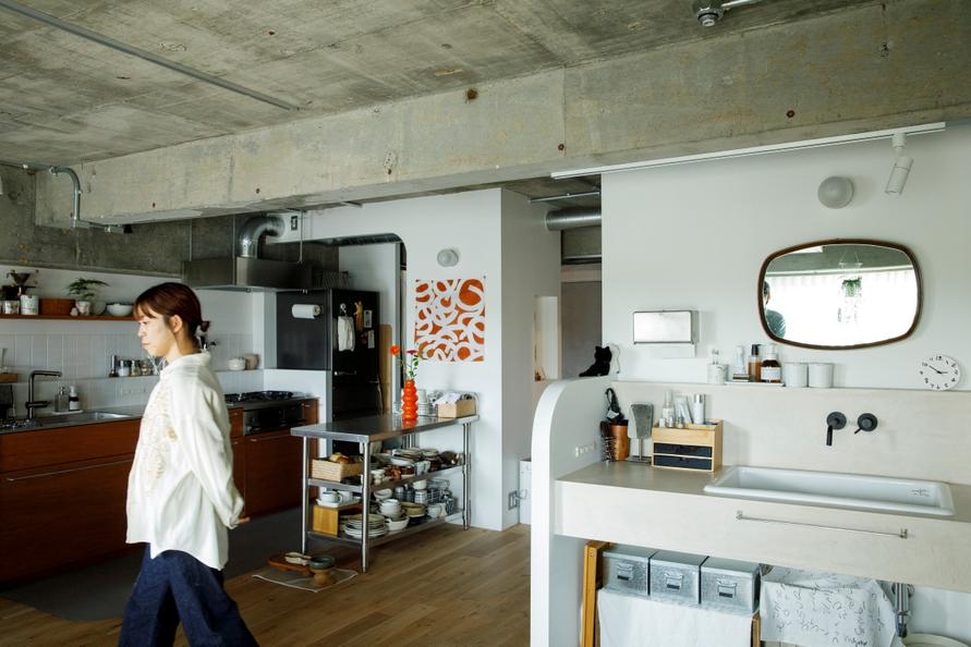 部屋を歩くハルナさん