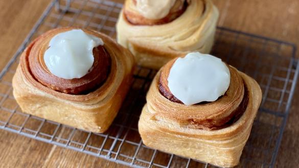 カルディの「冷凍シナモンロール」が、忙しい朝に便利でおいしい！季節