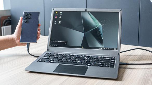 キーボード一体型モバイルモニターでスマホをサクッとノートPCに変身 