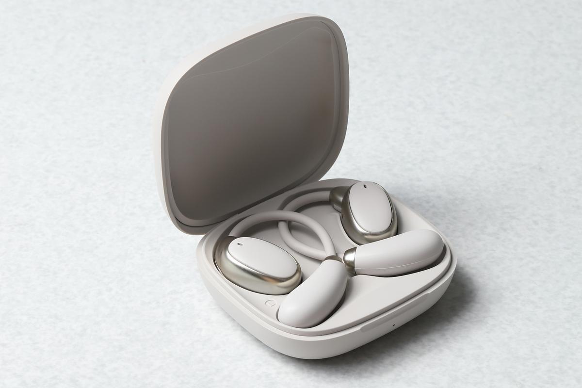 このイヤホンを装着するだけで外国語の会話や勝手に理解でき