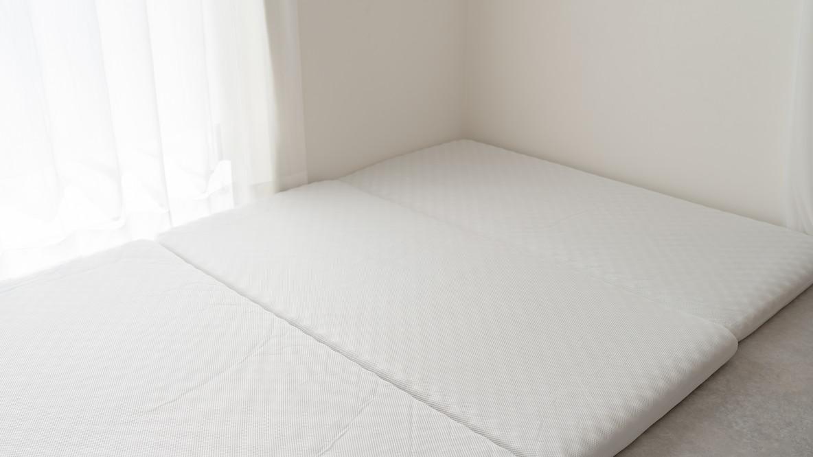 ニトリの「折りたためるマットレス」で急な来客に備える。洗濯機で